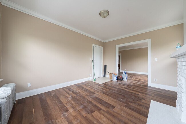 Building Photo - Convenience near Coventry