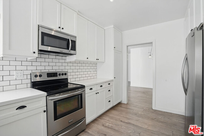 Building Photo - 930 3rd St