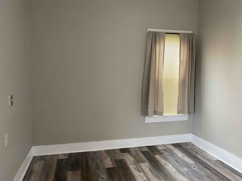 Building Photo - 613 Moore Ave