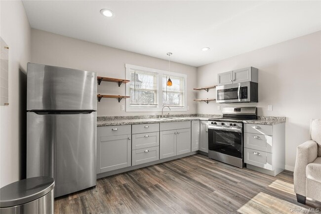 Building Photo - 341 Main St