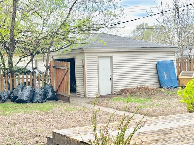 Building Photo - Great crystal home with huge fenced in bac...
