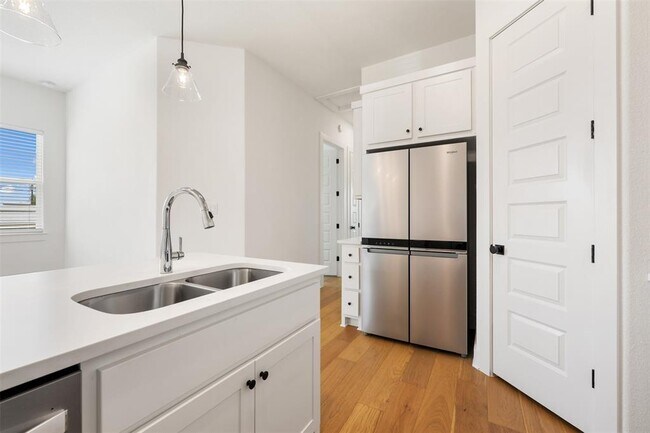 Building Photo - 308 E 20th St