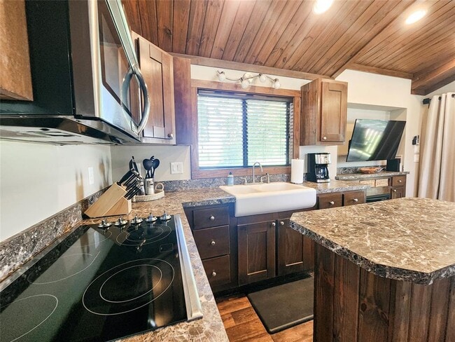 Building Photo - 300 Park Ave