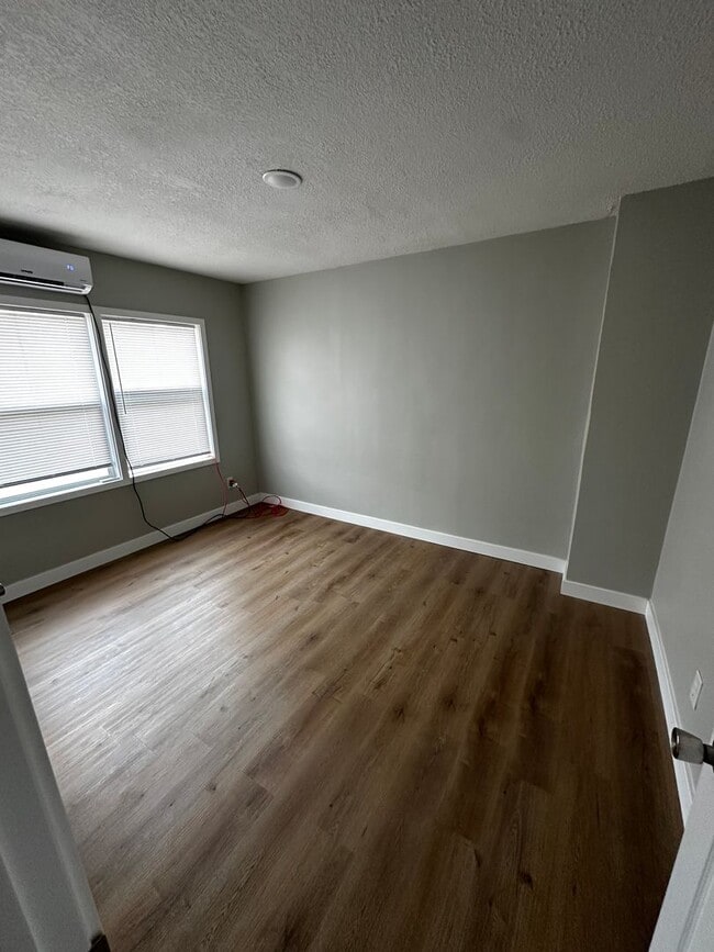 Building Photo - Fully Remodeled 2 Bed 1 Bath Duplex