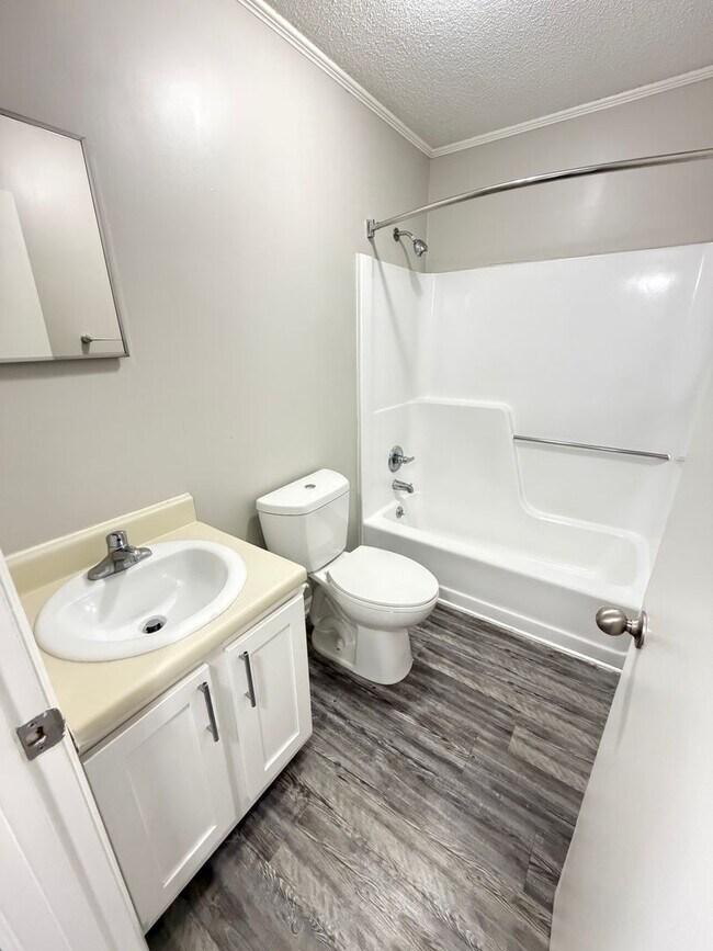 Building Photo - Oxford-2 Bedrooms