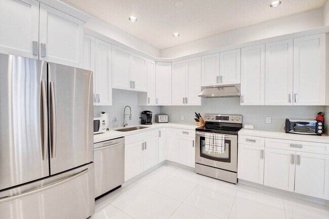 Building Photo - 5190 Lake Catalina Dr