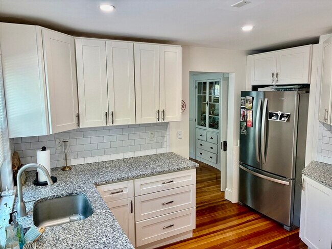 Building Photo - 44 Hillsdale St
