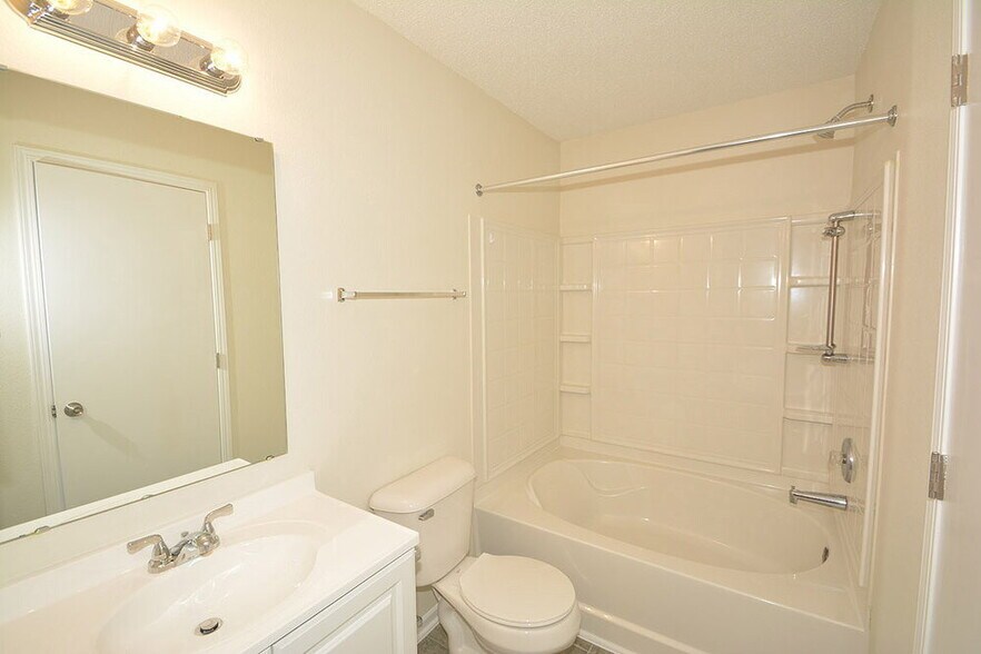 Building Photo - 8561 Bluff Point Dr