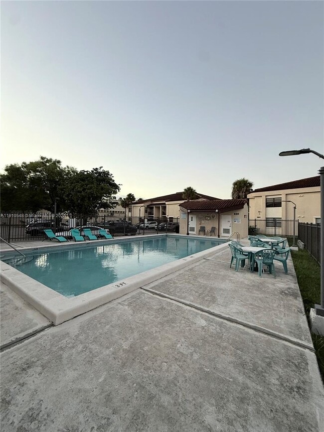 Building Photo - 660 W Park Dr