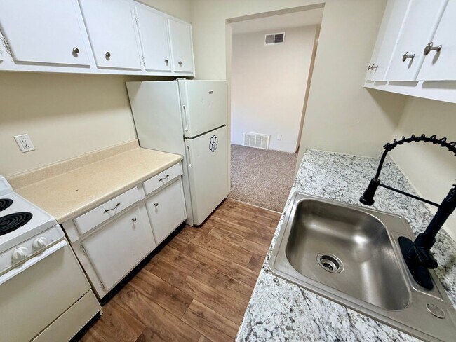 Building Photo - 1556 Alexandria Dr