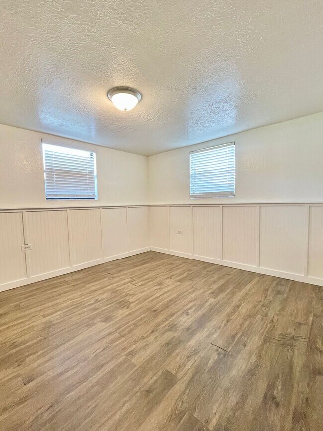 Building Photo - 2035 Van Buren Ave