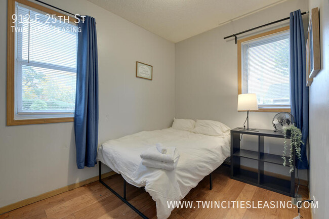 Building Photo - Updated 3 bed, 1 bath Apartment - With on-...