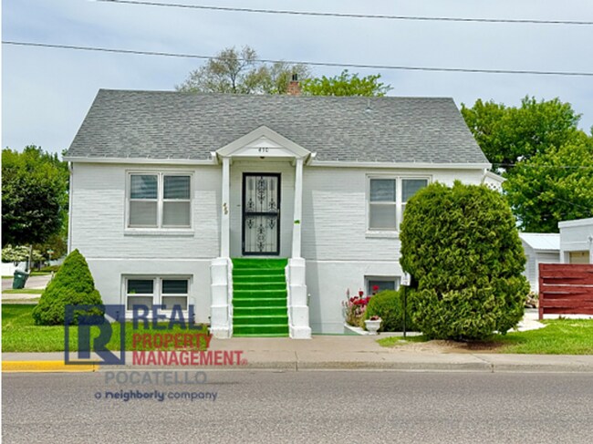 Building Photo - 410 W Maple St