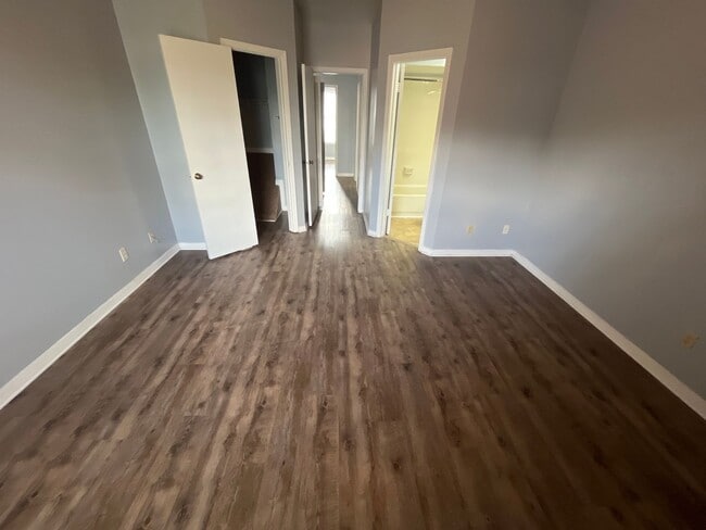 Building Photo - For Rent-2-bedroom, 2.5-bathroom located in the vibrant community of Tampa