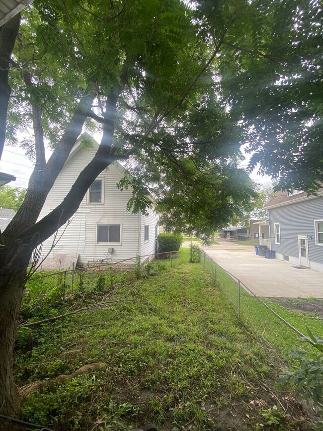 Building Photo - SW 2 bedroom home with many updates.