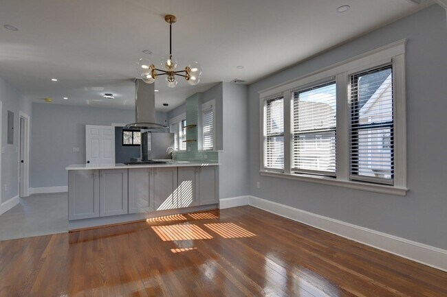 Building Photo - 9 Elm Ave