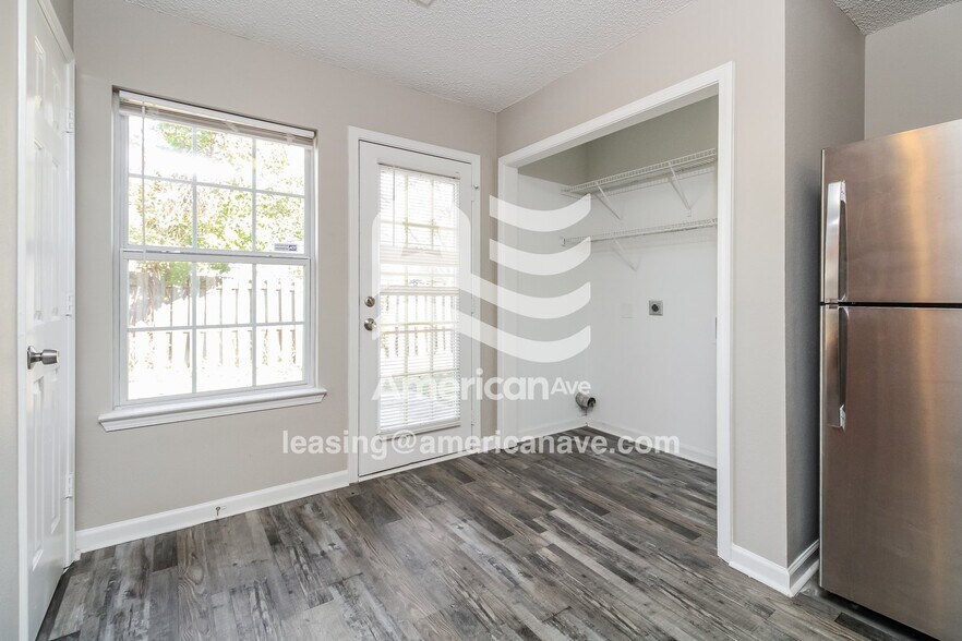 Building Photo - 406 Wincrest Ln