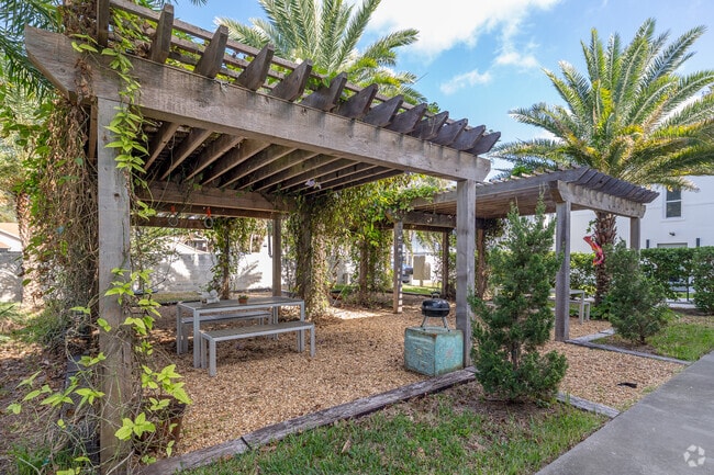 Outdoor Courtyard - Ocean Reef Residences