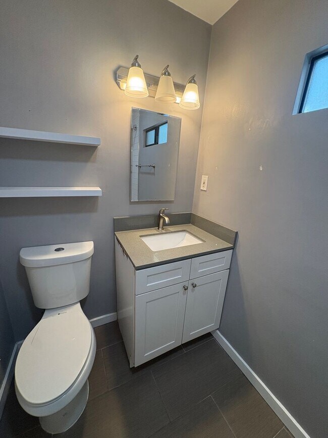 Building Photo - Charming 1 Bed / 1 Bath in Historic Bluff Park - Upper-Level End Unit Just One Block from the Beach!