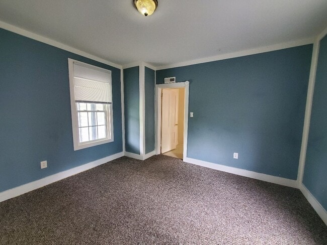 Building Photo - Spacious Downstairs Apartment