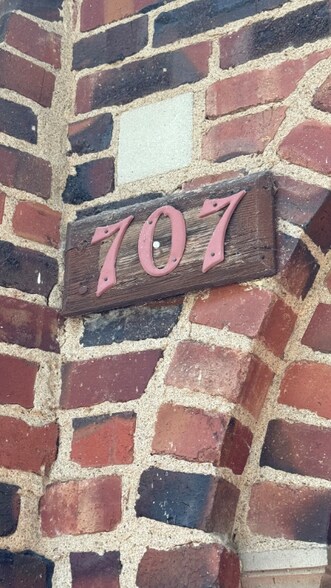 Building Photo - 707 Litchfield N