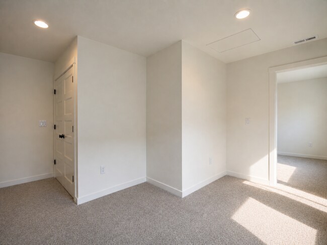 Building Photo - 10116 NE 45th Ct