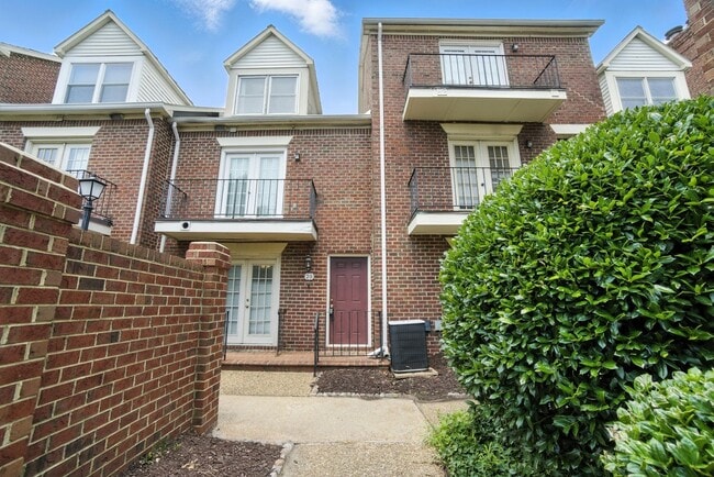 Building Photo - Updated Brick Condo in the Heart of Downto...