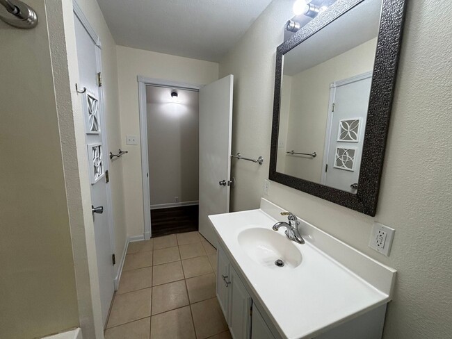 Building Photo - 1010 Larkin Dr