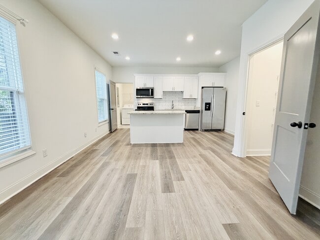 Building Photo - 2035 Rosewood Dr