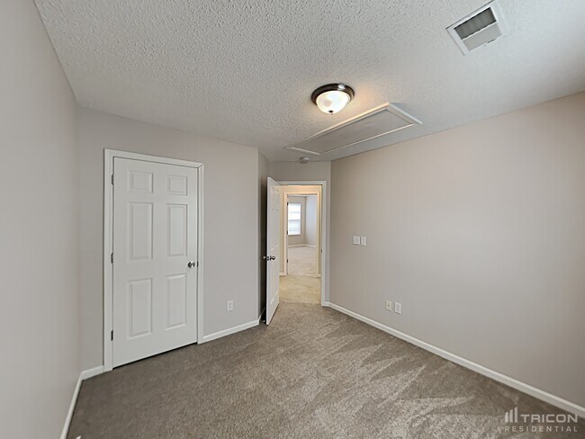 Building Photo - 220 E Lake Trail