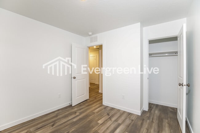 Building Photo - 324 Lightning Ave