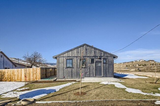 Building Photo - Foothills 3 BDR Renovated Barracks