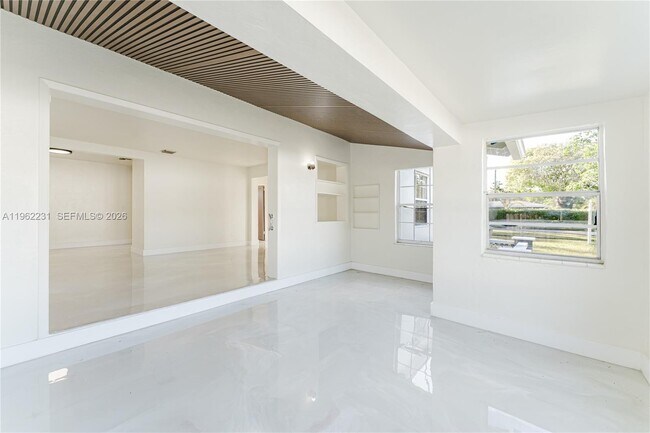 Building Photo - 1621 S 16th Ave