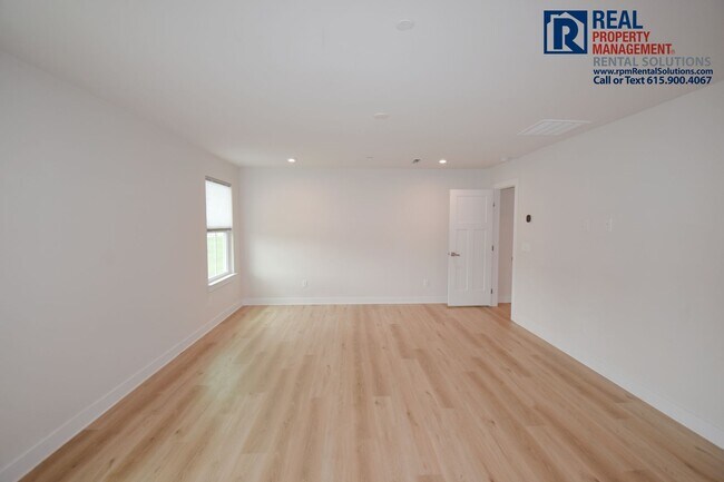 Building Photo - Luxury 4 bd 3.5 bath with office, bonus ro...