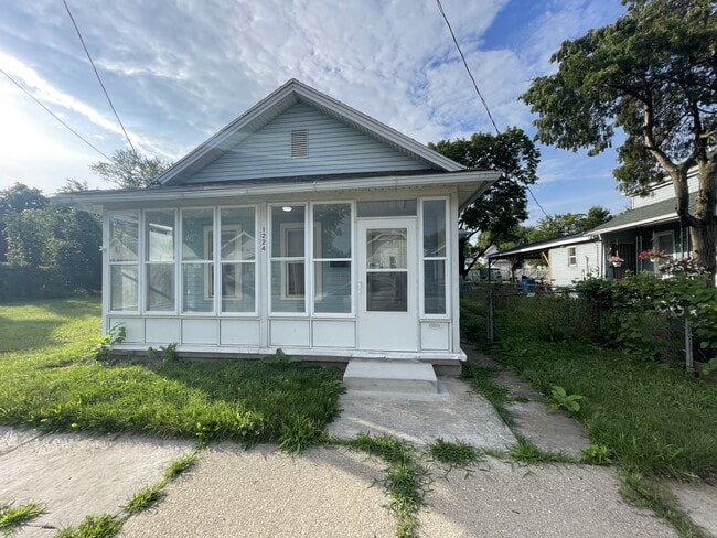 Primary Photo - 1224 N Michigan St
