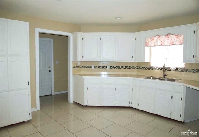 Building Photo - 531 Tulip Cir