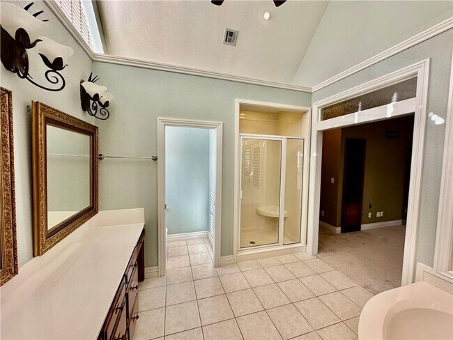 Building Photo - Prime Location 4 Bedroom 3 1/2 bath 2 garages!