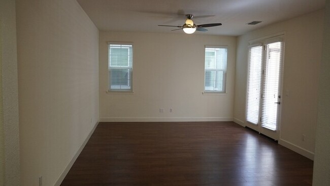 Building Photo - Beautiful 3 Bed, 2.5 Bath in Desirable Dia...