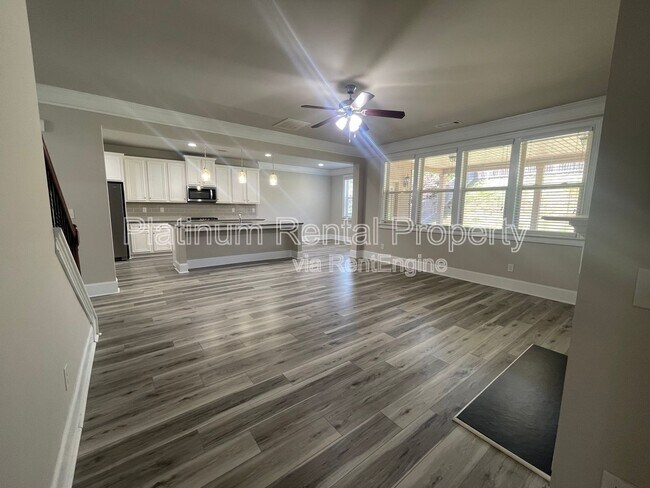 Building Photo - 5180 Mirror Lake Dr