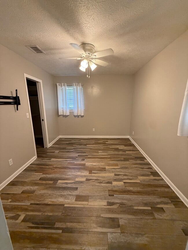 Building Photo - 10804 Hale Ave