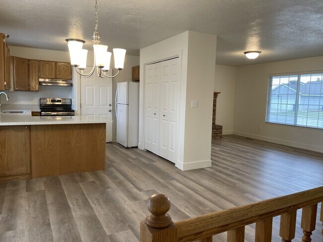 Building Photo - 258 W 1360 N