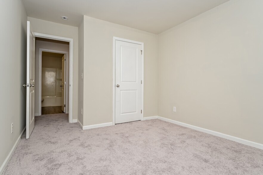 Building Photo - 3577 Saratoga Cir