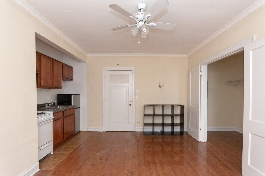 Building Photo - 4542 N Damen Ave