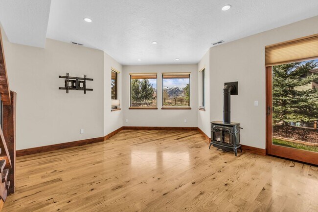 Building Photo - Stunning Mountain Retreat