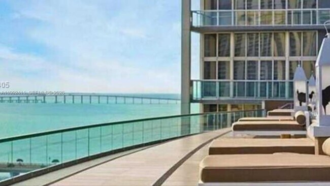 Building Photo - 465 Brickell Ave