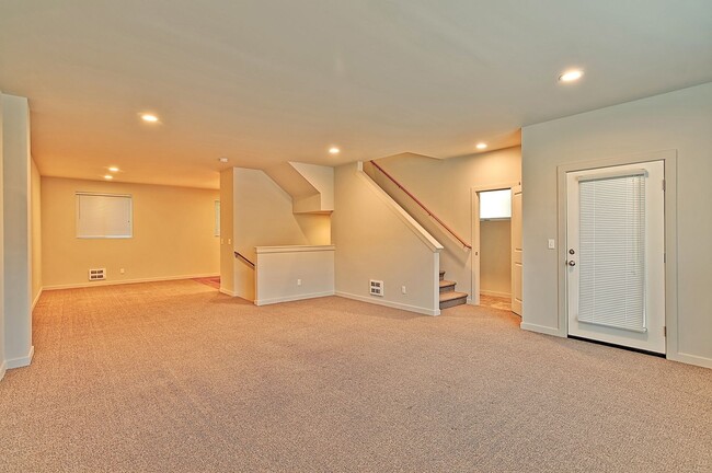 Building Photo - Luxury 4 Bdrm Townhome - Dual Primary Suites!
