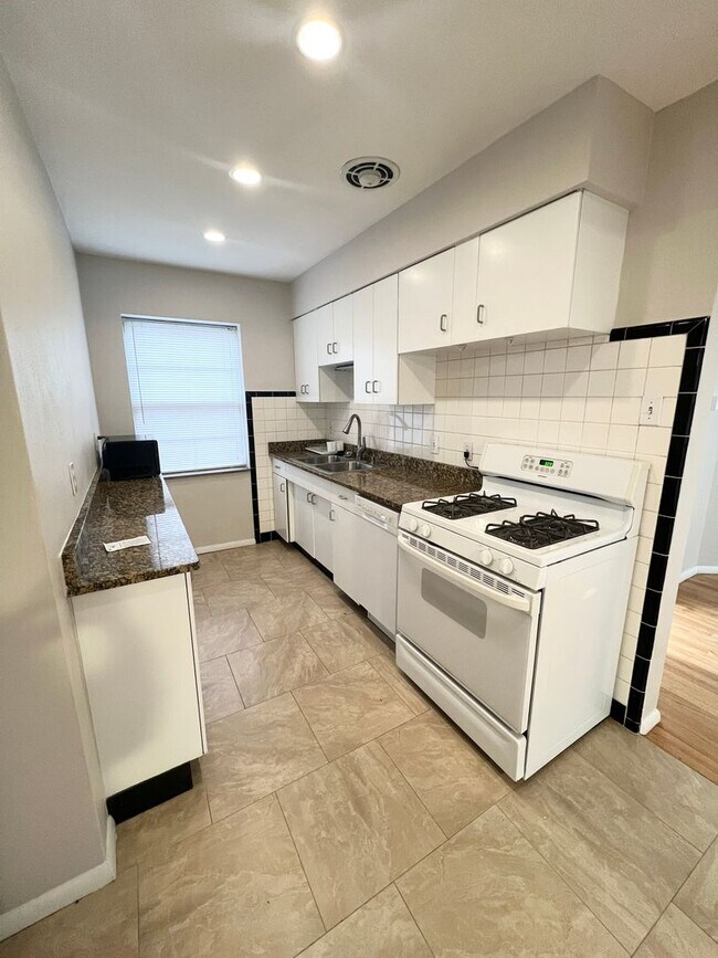 Building Photo - 5012-5014 Jamieson