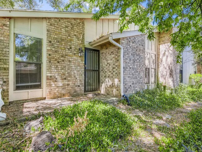 Building Photo - Northwest Hills 2/2 with Study, Large Gara...