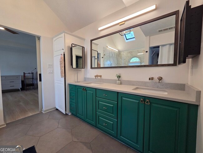 Building Photo - 215 Calgary Dr