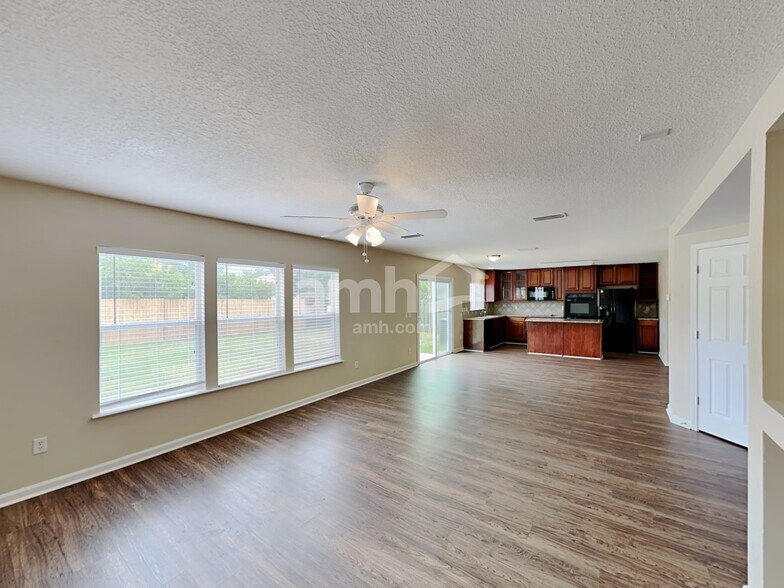 Building Photo - 664 Mackenzie Cir
